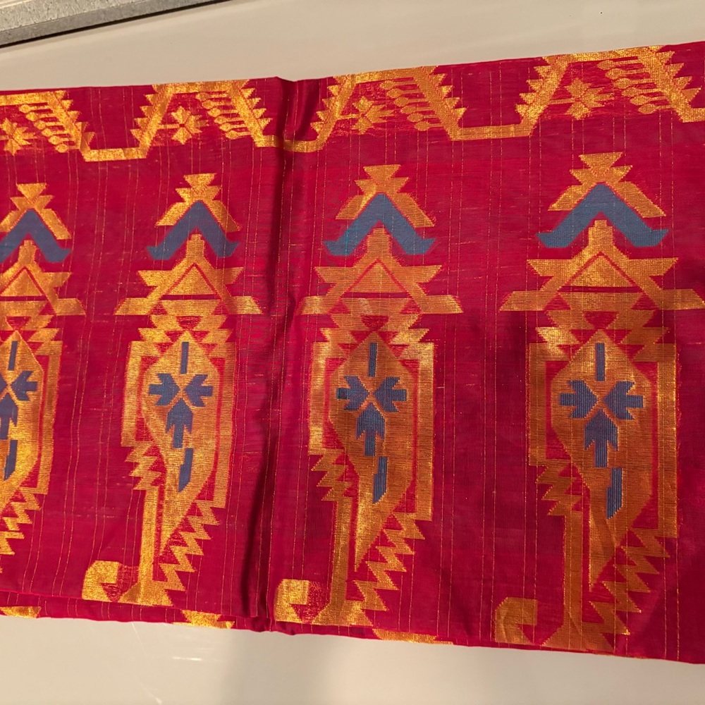 Two tone Pure organza with geometric design saree.
Brand new.